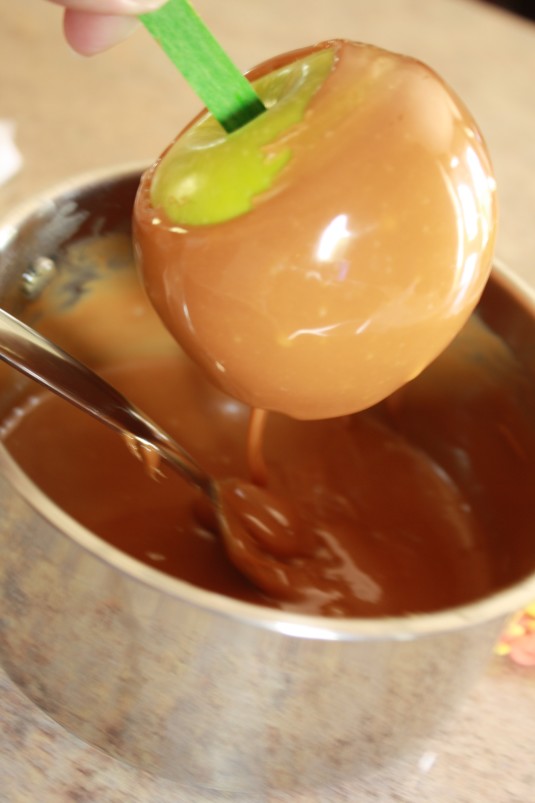 Looking for an easy caramel apples recipe to have as a fall treat? Or maybe something fun for a Halloween party This fun  and easy recipe is it! With only 3 ingredients, these take about 25 minutes to make and will be a hit at your party. Ingredients include {read more} https://couponcravings.com/easy-recipe-caramel-apples/