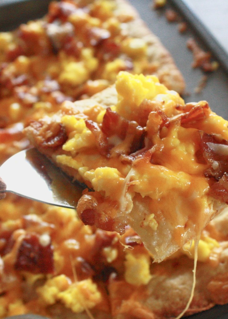 Looking to nail down some easy breakfast recipes?Quick, simple breakfasts like this breakfast pizza are the way to go! 
