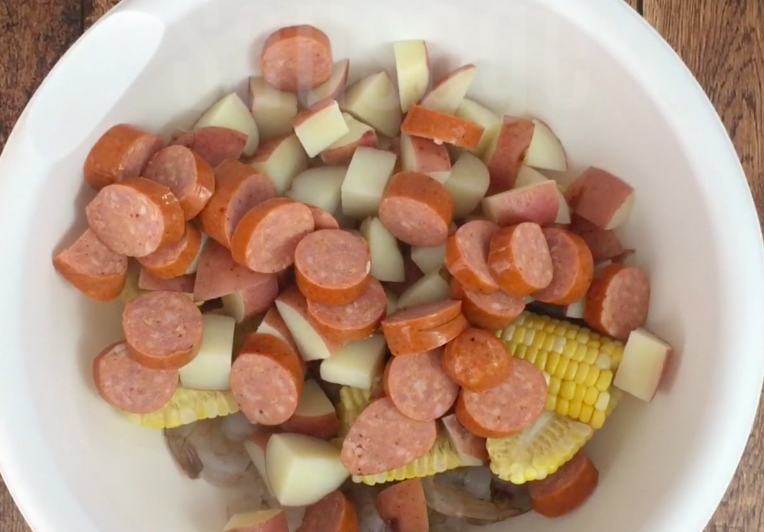 what goes in a shrimp boil